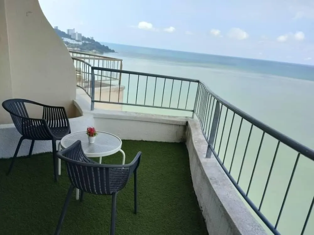 Beachfront Sea View Penang 丹绒武雅 公寓式酒店